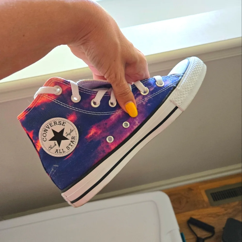 Converse Chuck Taylor All Star Sneakers Shoes High Top Tie Dye Womens NWOT - Picture 2 of 7